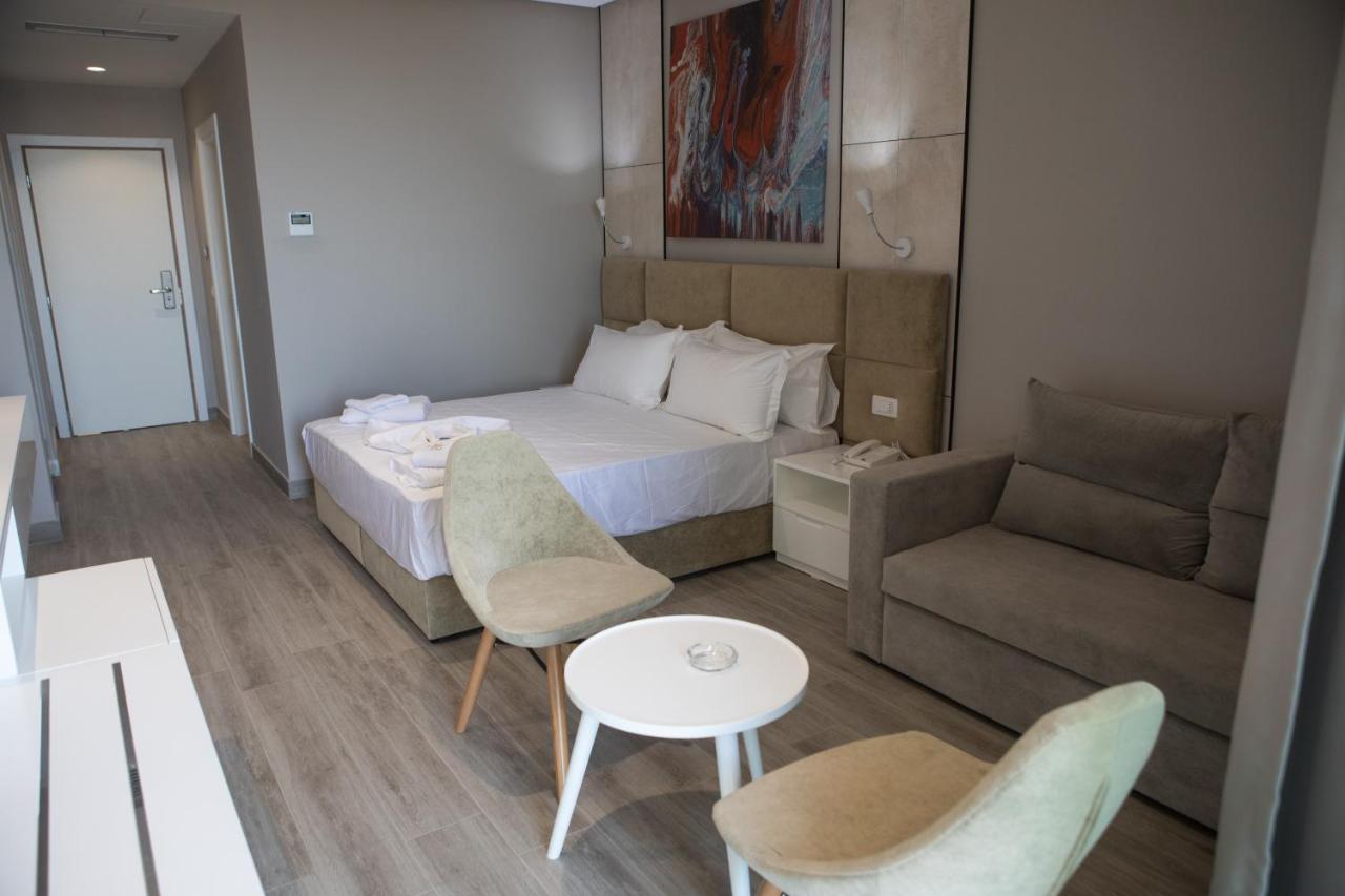 Hotel Qeparo Buitenkant foto